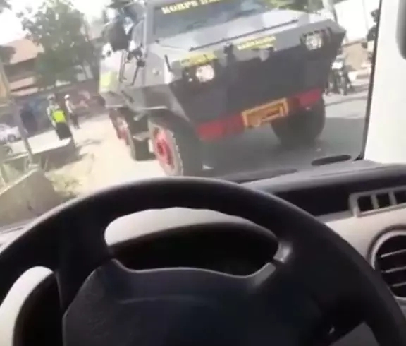 Ambulans Harus Mengalah karena Terhalang Rombongan Polisi yang Melintas