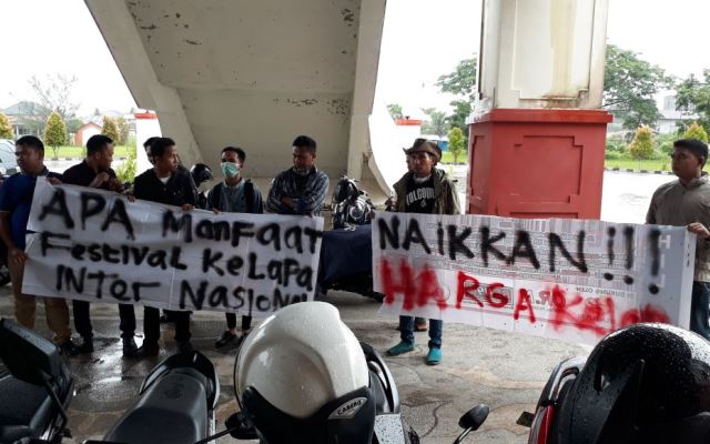Massa Gerakan Peduli Petani Kelapa 'Seruduk' Kantor DPRD Inhil