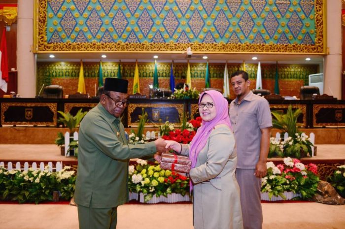 LKPJ Wan Thamrin Terpampang Tiga Wajah Gubernur Riau