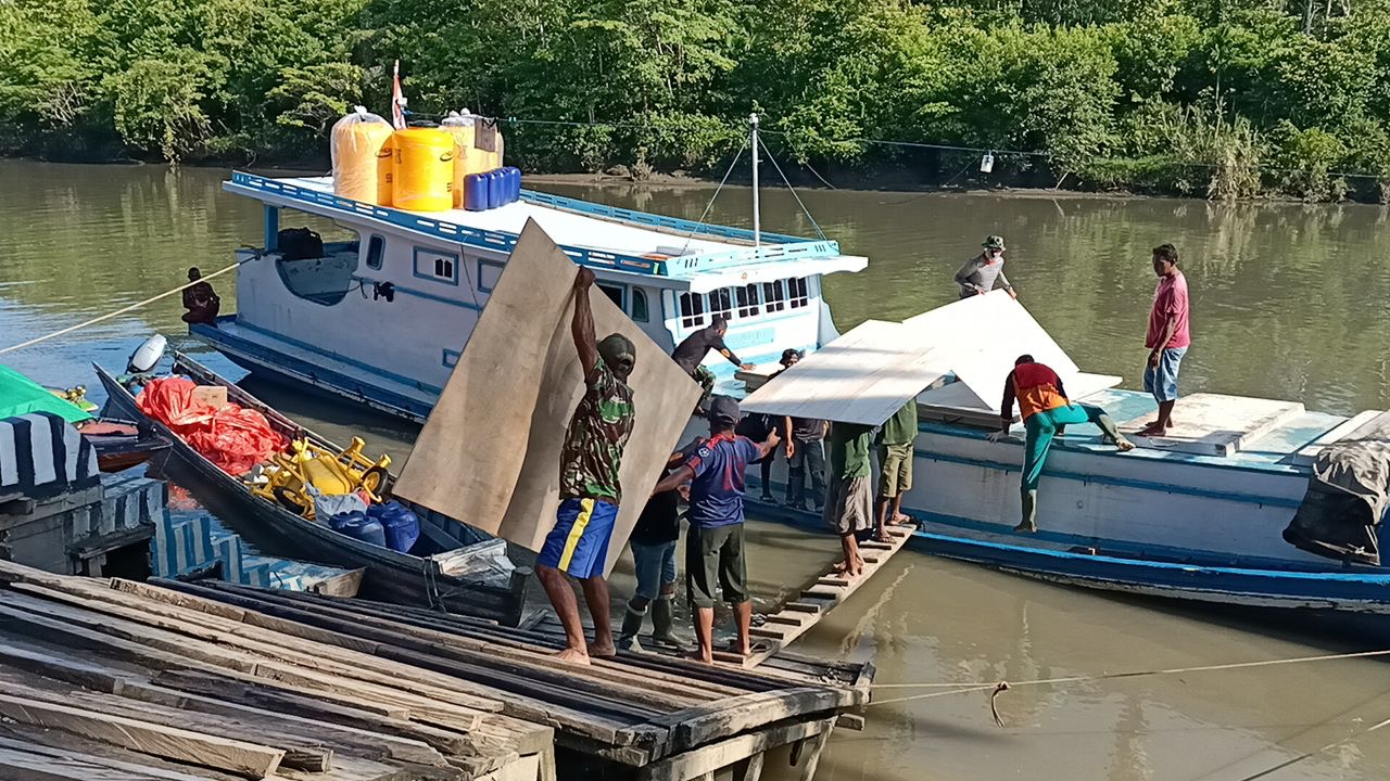 Material TNI Manunggal Membangun Desa Tiba di Kampung Kombay Papua