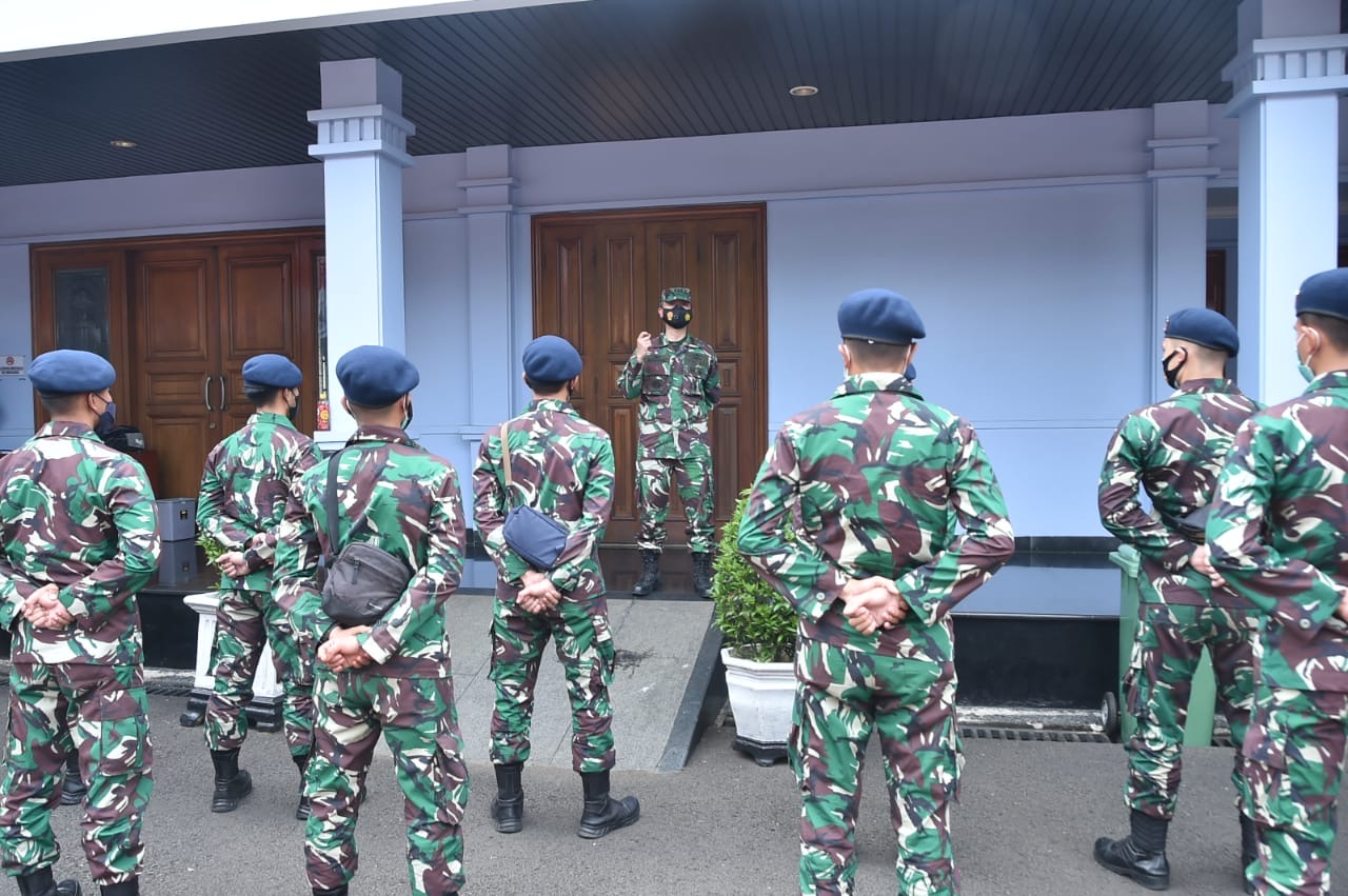 TNI Kirim Alkes dan Nakes ke Kalimantan dan Sulawesi