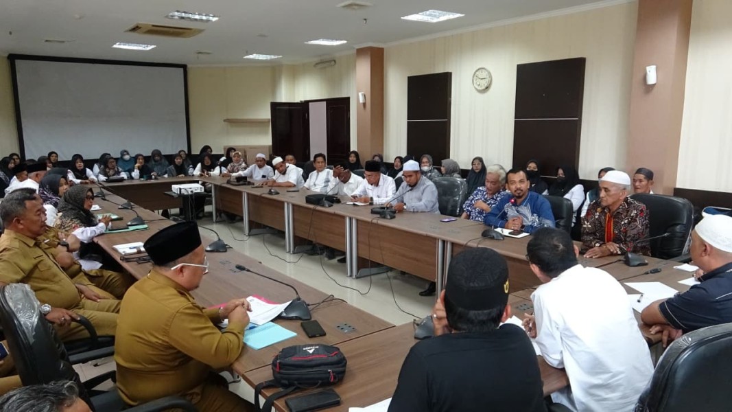 Puluhan Guru Bantu Daerah Kabupaten Indragiri Hilir Adukan Nasibnya ke DPRD Inhil