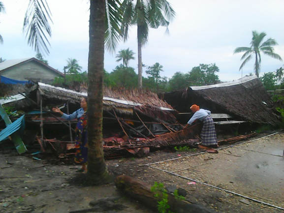 Dihantam Angin Puting Beliung, Puluhan Rumah di Mandah Rusak