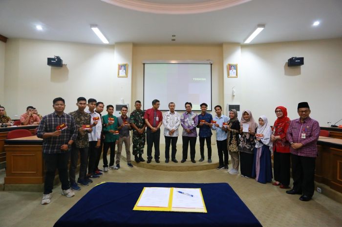 Gubernur Riau Serahkan CSR Bank Riau Kepri Untuk Mahasiswa Belajar Ke Luar Negeri