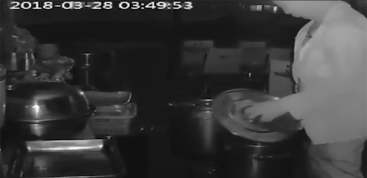 Pria Ini Buang Hajat ke Panci Sop Daging, Terekam Kamera CCTV