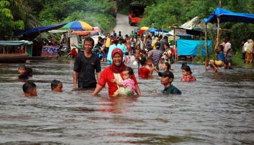 Banjir Bandang Rendam Ruas Jalan Sumpu - Inuman di Hulu Kuantan