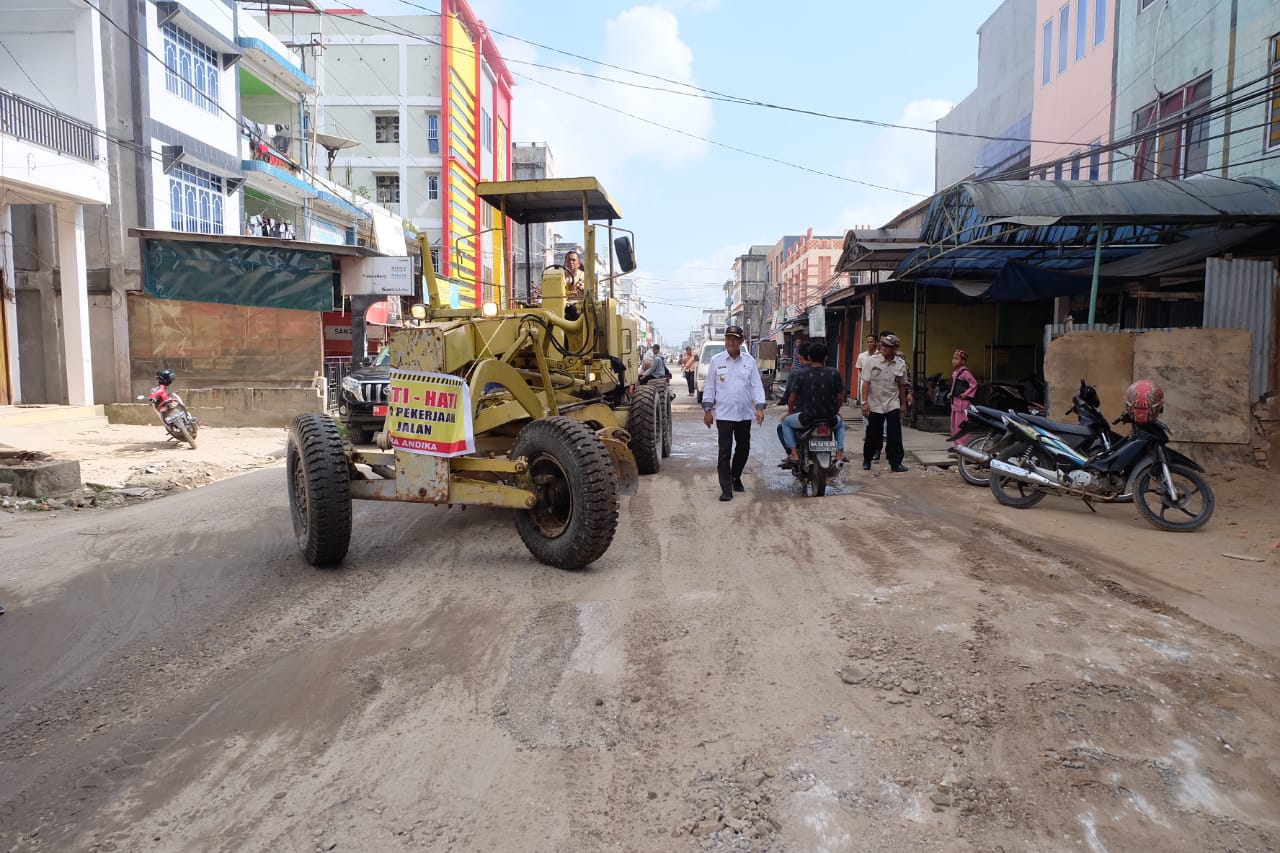 Wakil Bupati Inhil Tinjau Proses Perbaikan Ruas Jalan Dalam Kota Tembilahan