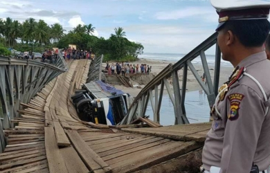 NAAS! Nekat Melintas dengan Muatan Melebih Kapasitas, Jembatan Darurat Ini Ambruk