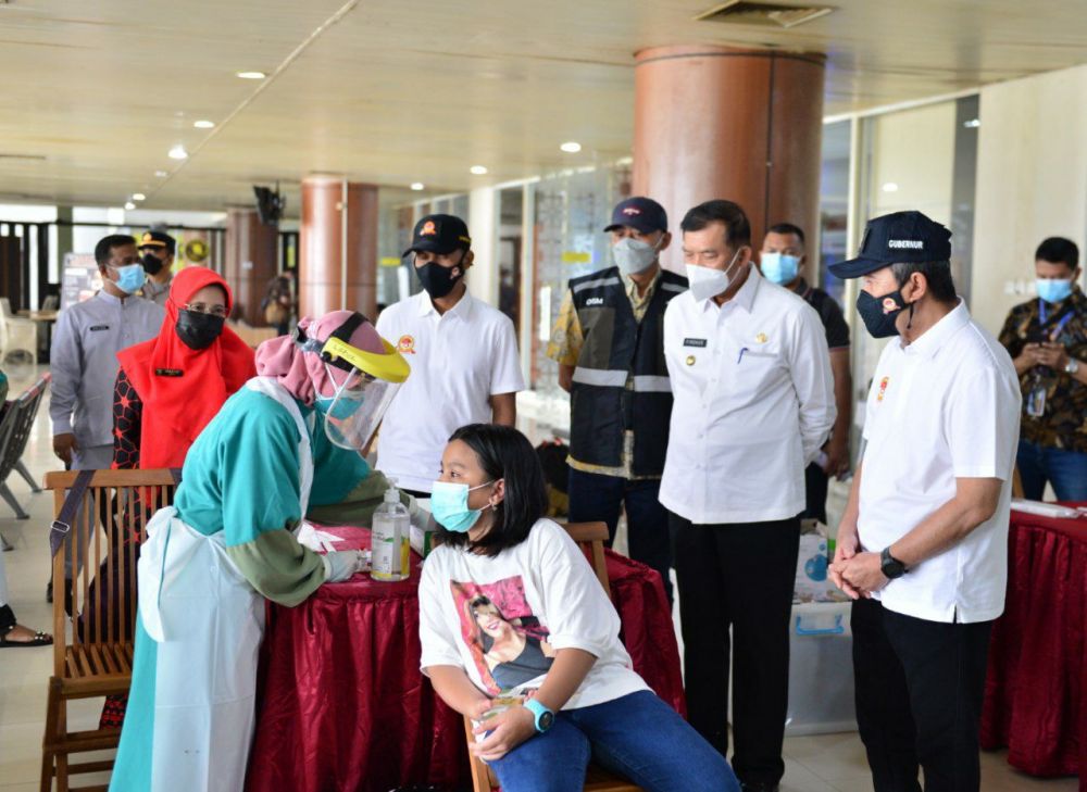 Antisipasi Penularan Covid-19 Warga dari Pulau Jawa, Gubri Tinjau Swab Antigen di Bandara