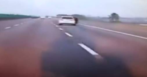 Marah pada Pacarnya, Wanita Ini Lompat dari Mobil Berkecepatan 100 Km/Jam