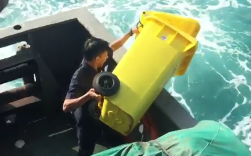 Liat Ni Aksi Petugas Kapal Buang Sampah ke Laut, Kayak Gak Berdosa Aja!
