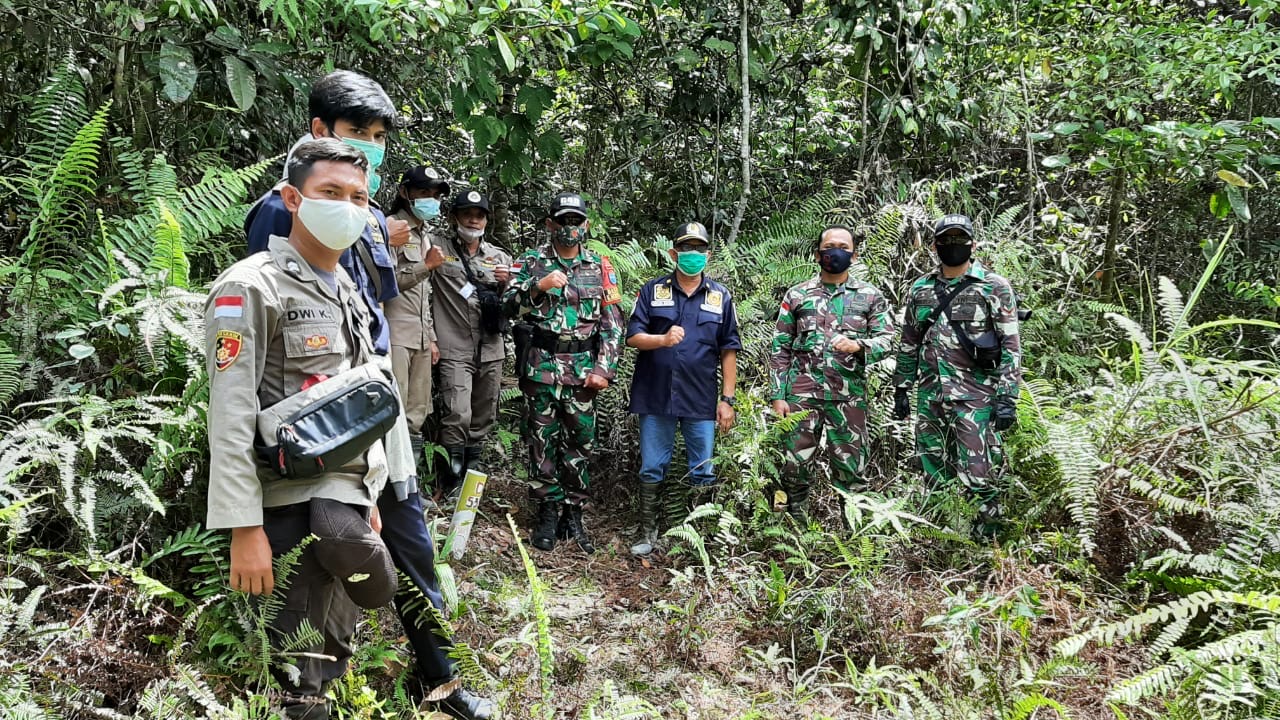 Pastikan Wilayah Perbatasan Indonesia-Malaysia Kondusif, Satgas Yonif 642 Bersama CIQ Laksanakan Patroli Bersama