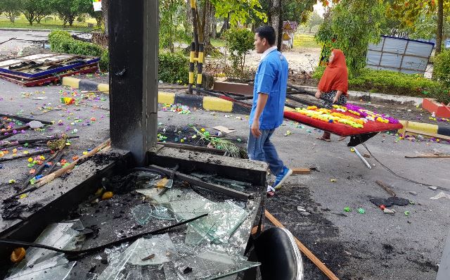 Bentrok di UNRI, Pengusaha Papan Bunga Merugi