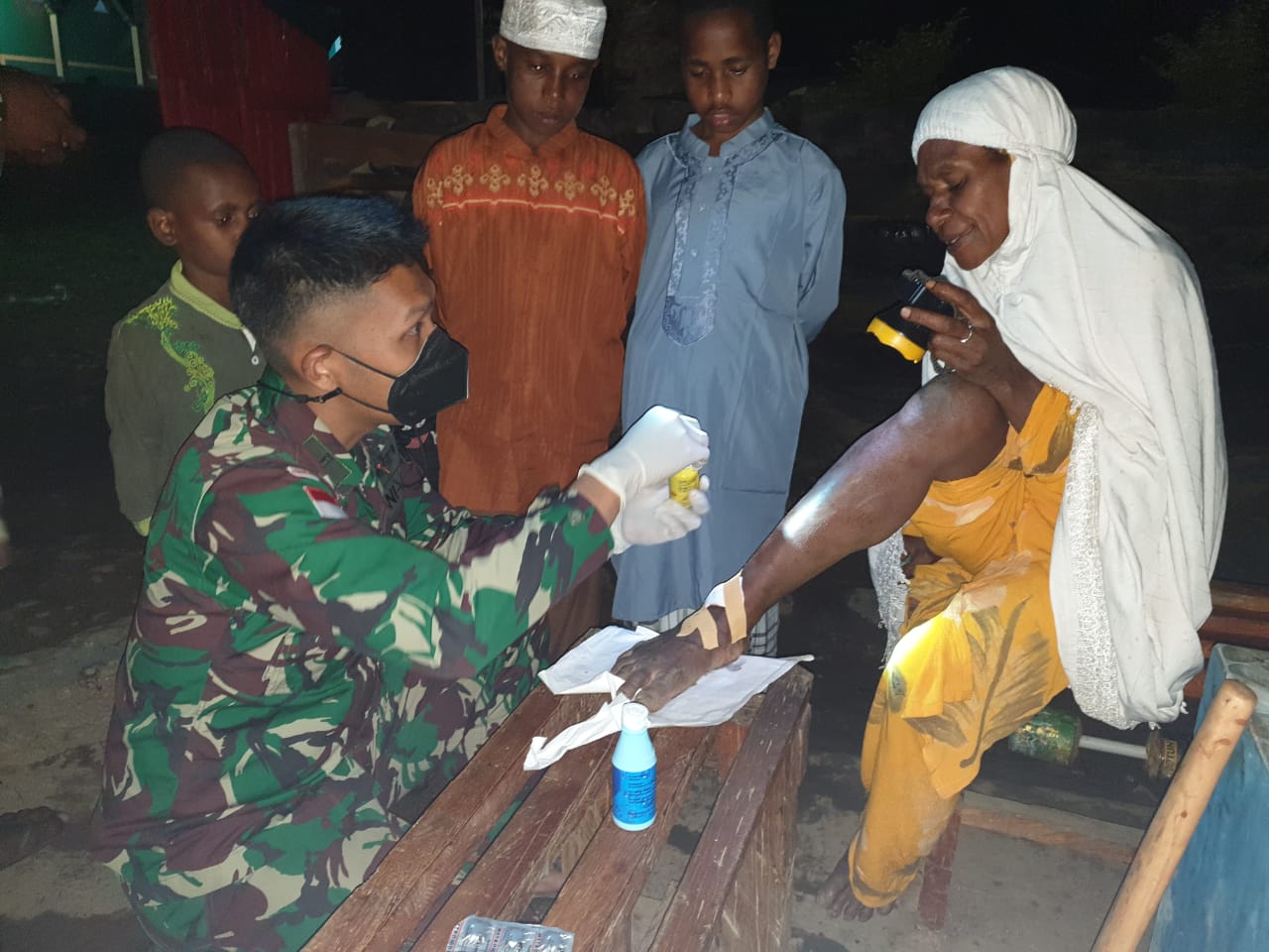 Satgas TNI Bantu Mengobati Warga Yang Alami Kecelakaan