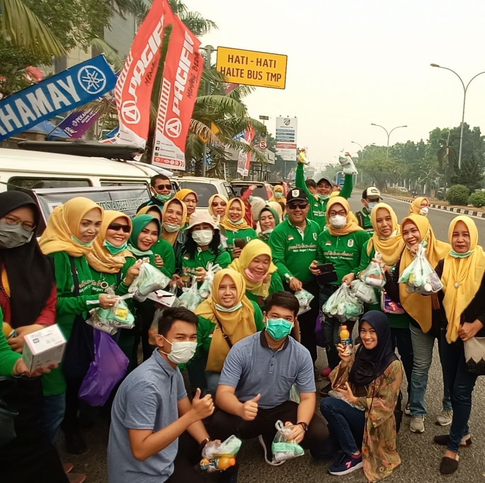 Ikasmansa Pekanbaru Bagi-Bagi Paket Masker Berisi Susu dan Vitamin