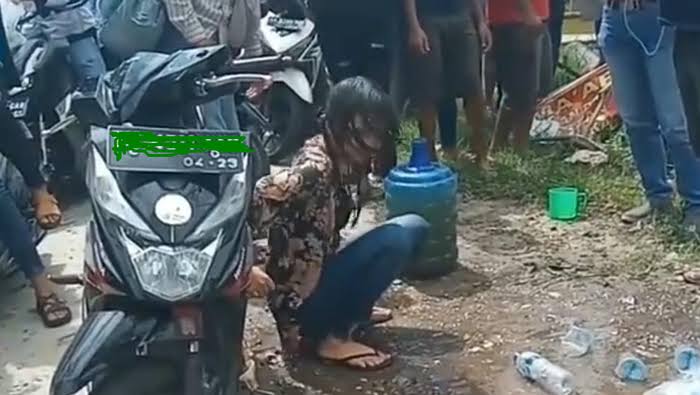 Video Wanita 'Geleng-Geleng' di Jalan Jadi, Warga Mandikan Air Parit