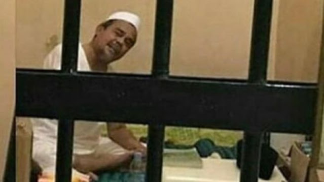 Potret Habib Rizieq Meringkuk di Penjara, Tetap Tersenyum Gembira