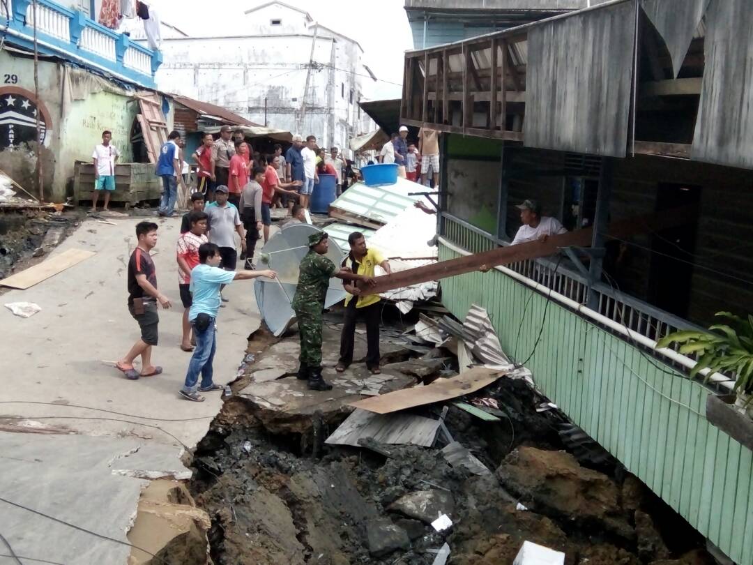Masyarakat dan Upika Berjibaku Bantu Korban Longsor di Tanah Merah