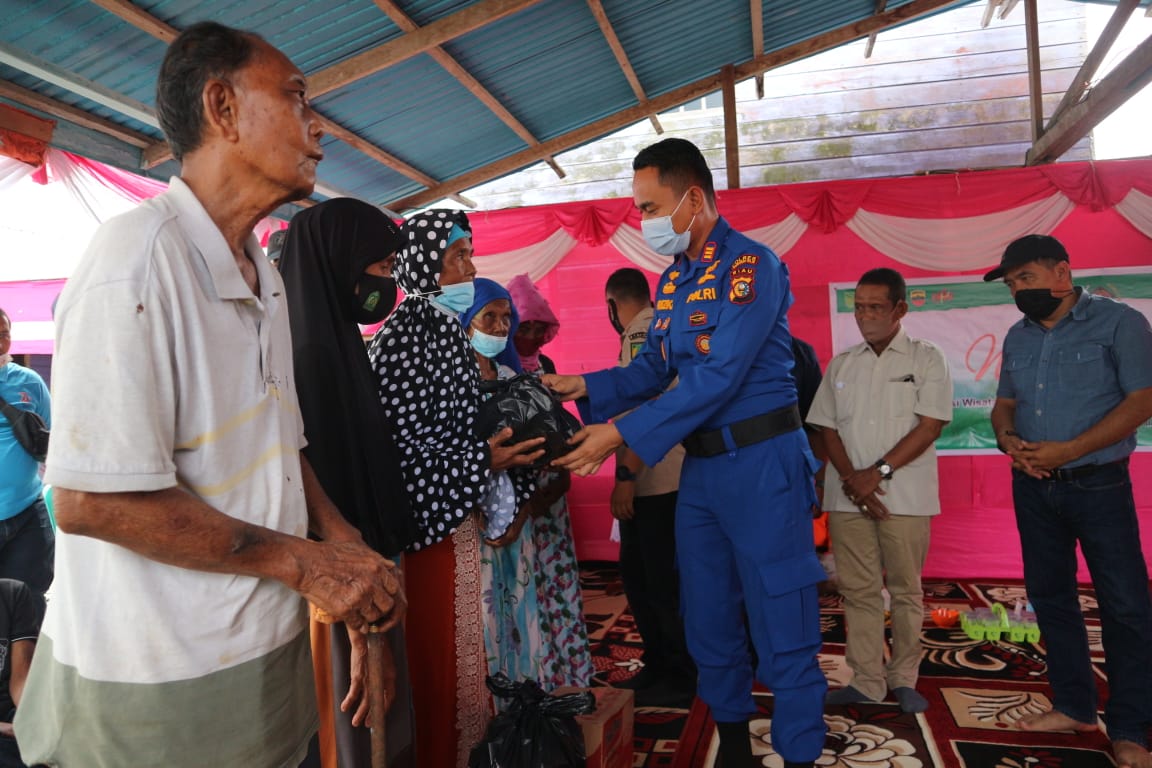 HPN 2021, Polres Inhil dan PWI Bagi-bagi Sembako di Sungai Bela