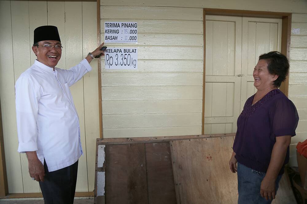 Kunker ke Daerah, HM Wardan Tinjau Harga Buah Pinang dan Kelapa