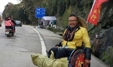 Quan Peng Kelilingi Cina dengan Kursi Roda