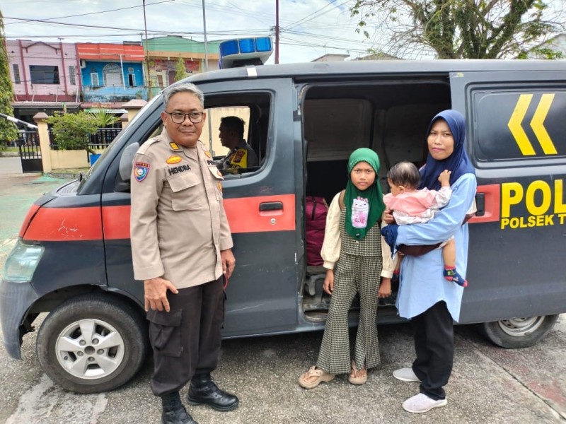 Aksi Cepat Tanggap Ditunjukkan Kanit Binmas dan Bhabinkamtibmas Bantu Ibu dan Anak Yang Terlantar di Perawang