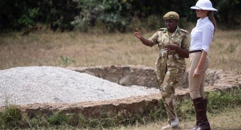 Kenakan Helm ala Penjajah di Afrika, Melania Trump Dikecam