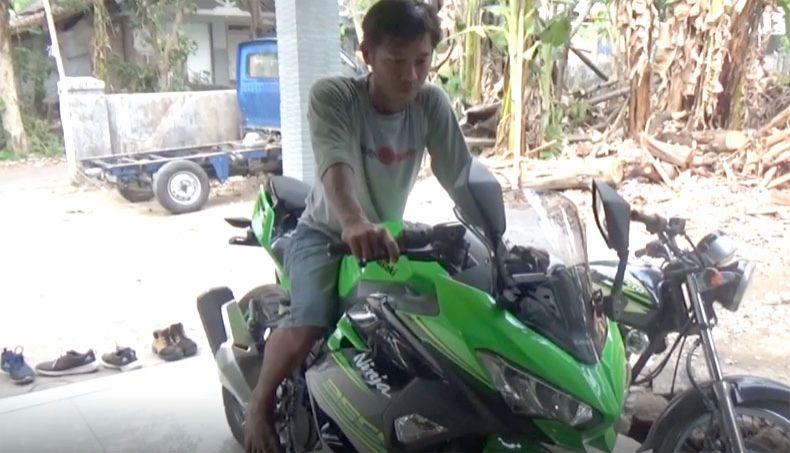 Pasutri ini Beli Motor Kawasaki Ninja 250 cc dengan Uang Koin