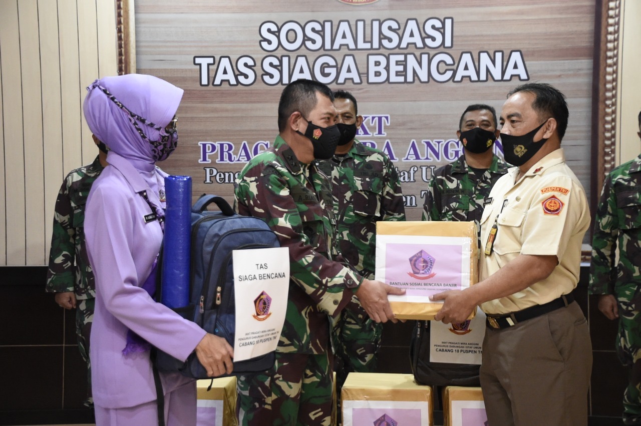 Ketua IKKT Cabang 10 Puspen TNI Berikan Bantuan Sosial Kepada Korban Banjir
