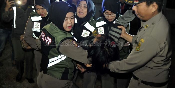 Tak Diterima Diangkut, PSK sampai Gigit Itunya Pol PP