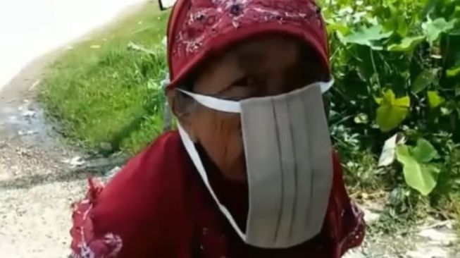 Cara Nenek Ini Pakai Masker Bikin Makan Warganet Tersedak