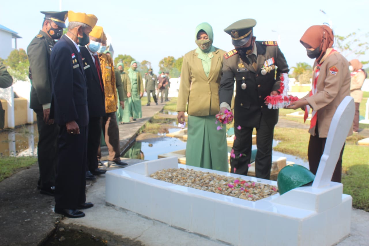 Peringati HUT TNI ke-76, Kodim 0314/Inhil Laksanakan Ziarah Nasional di Makam Pahlawan Yudha Bhakti