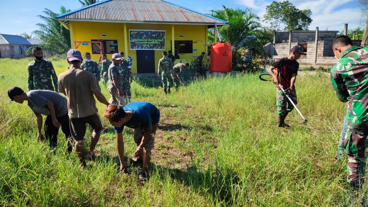 Peringati Hari Pancasila, Personel Kipan AYonif 645 Bersihkan Sarana Tempat Pendidikan Anak Usia Dini