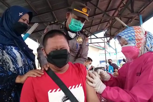 Warga Inhu Menangis saat Disuntik Vaksin, Dibujuk Tim Medis dan Polisi