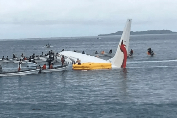Maskapai Air Niugini Mendarat Darurat di Laut