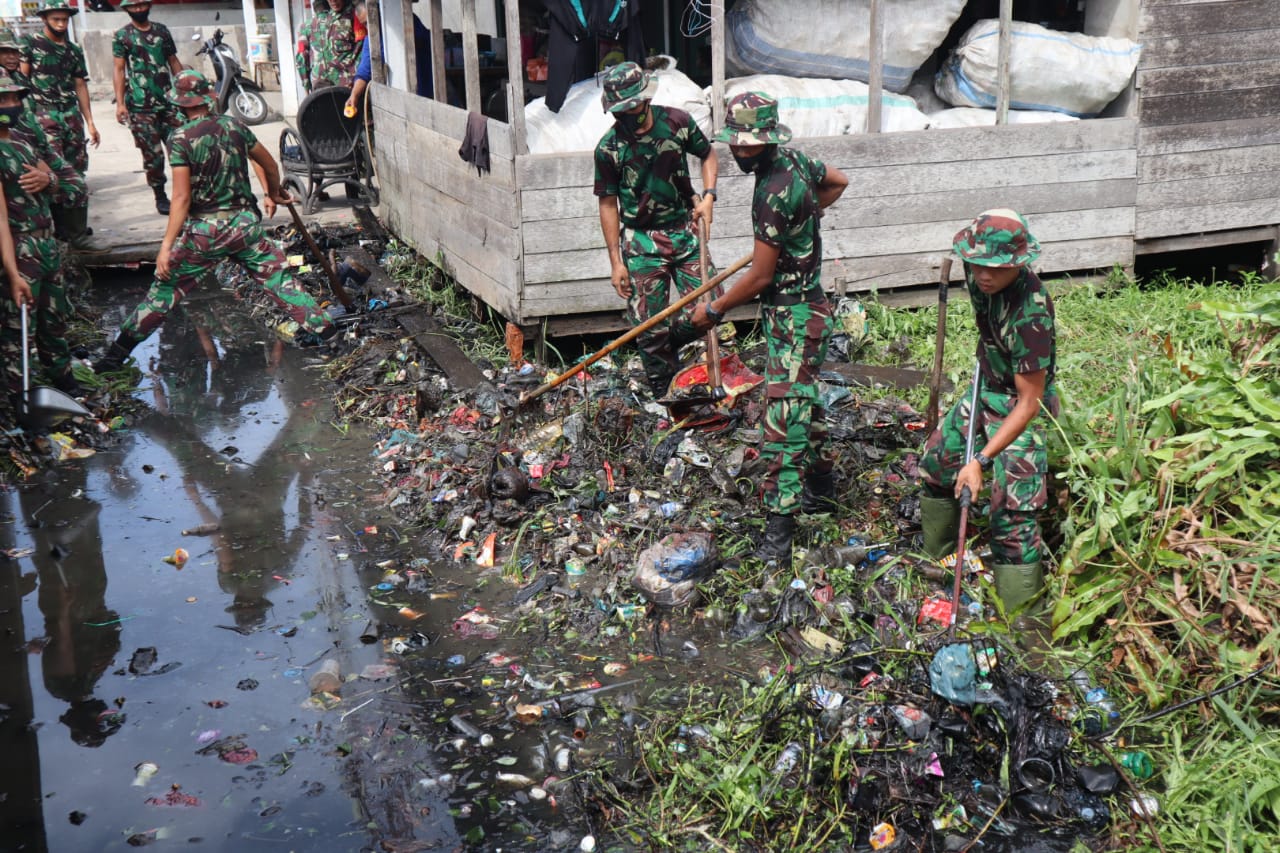 TNI & Polri Bersama-sama Laksanakan Kerja Bhakti Gotong Royong