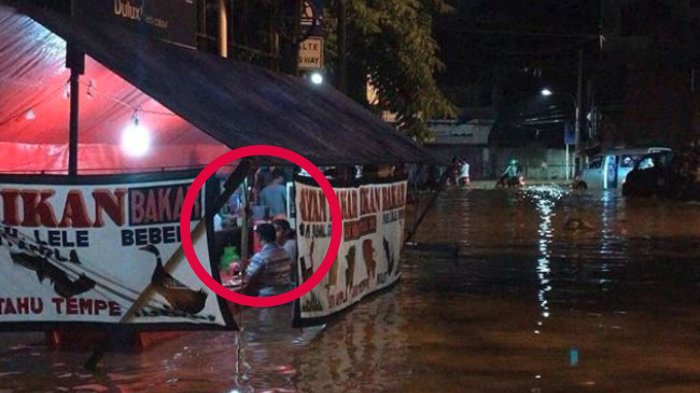 Warung Makan di Jakarta Tetap Buka Meski Terendam Banjir Selutut, Netizen: Nikmat Banget Pembelinya