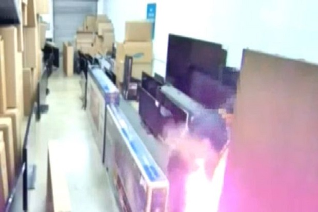 Rokok Elektrik Meledak, Kemaluan Pria Ini pun Hangus