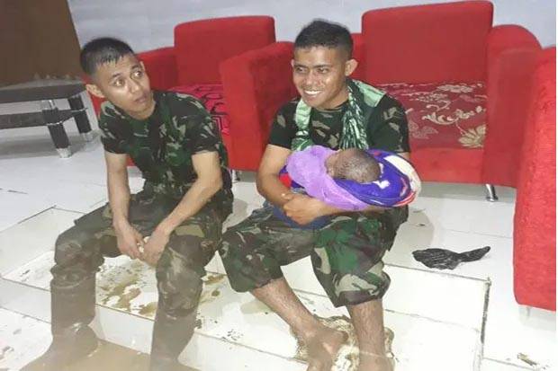 Aksi Heroik Anggota Yonif RK 751/VJS Selamatkan Bayi Korban Banjir Bandang Sentani