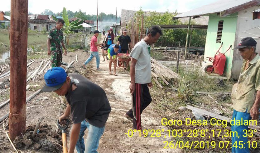 Babinsa Desa Concong Dalam Lakukan kegiatan Jumat Bersih Bersama Warga