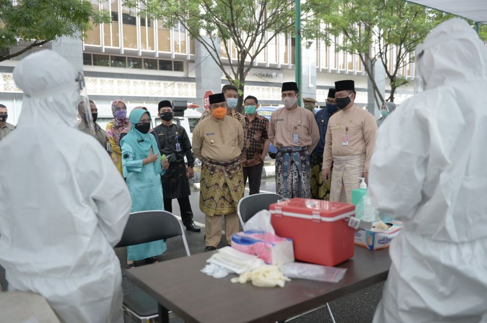 Swab Massal di Kantor Gubernur Riau Berhasil Kumpulkan 1.605 Sampel