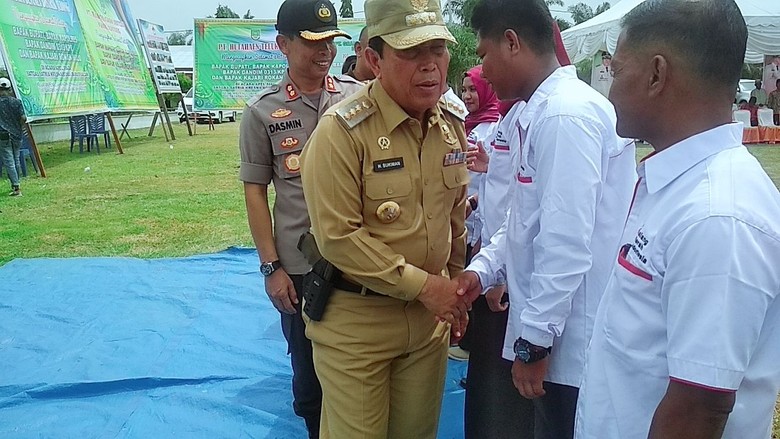 Foto Bupati Rohul Riau Bawa Pistol di Pinggang Saat Upacara Heboh