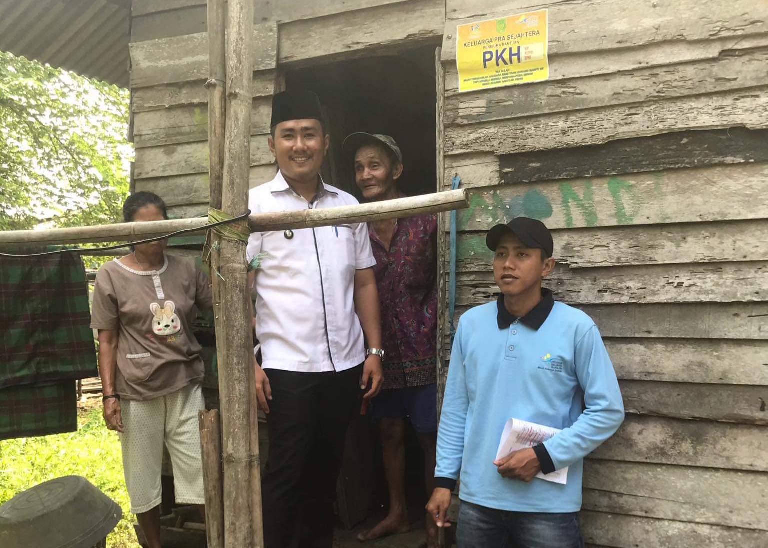 Kelurahan Kuala Lahang Sambut Baik Pemasangan Stiker PKH