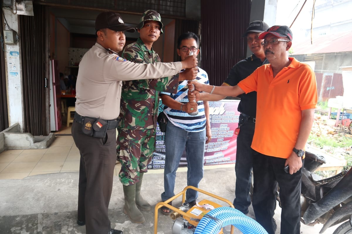 Bantu Pemadaman Karlahut, Marlis Syarif Berikan Mesin dan Alat Damkar ke Kecamatan Batang Tuaka
