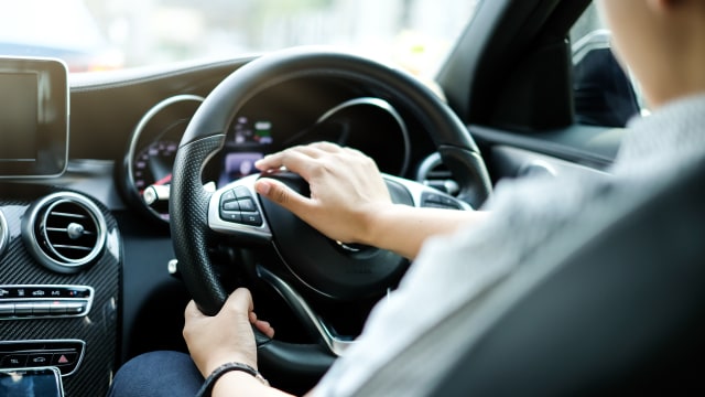 Hendak Mendahului Kendaraan, Pakai Klakson atau Lampu Dim?