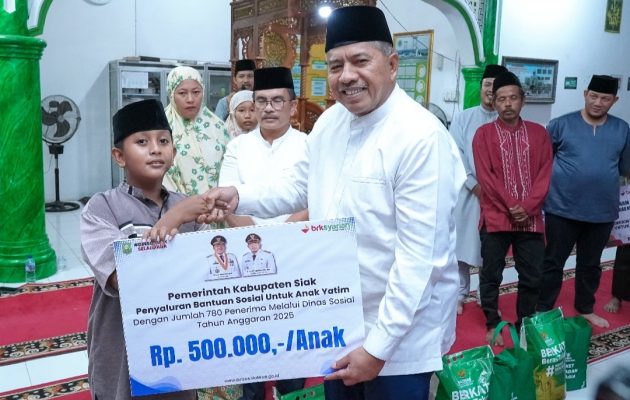 Safari Ramadan di Pusako, Bupati Siak Salurkan Bantuan untuk Anak Yatim