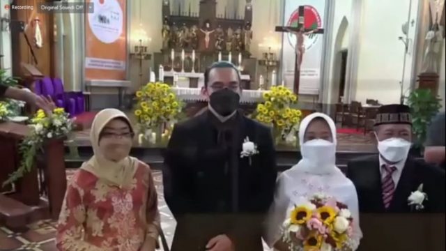 Diberkati di Gereja, Hijaber Stafsus Jokowi Menikah dengan Pria Katolik