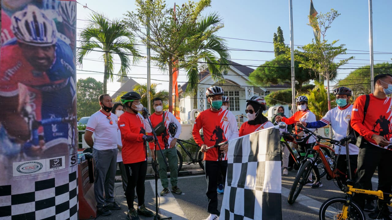 Sinergi Sambut Hari Bhayangkara Ke-75, Bupati dan Kapolres Rohil Fun Bike