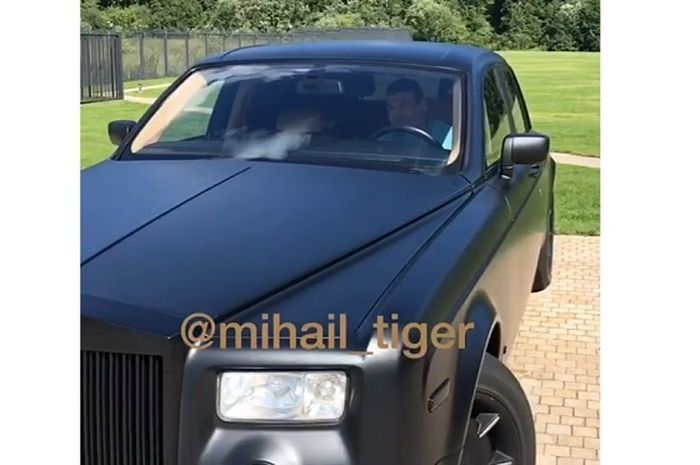 Mengerikan Penumpang Mobil Mewah Rolls Royce Ini Bukan 