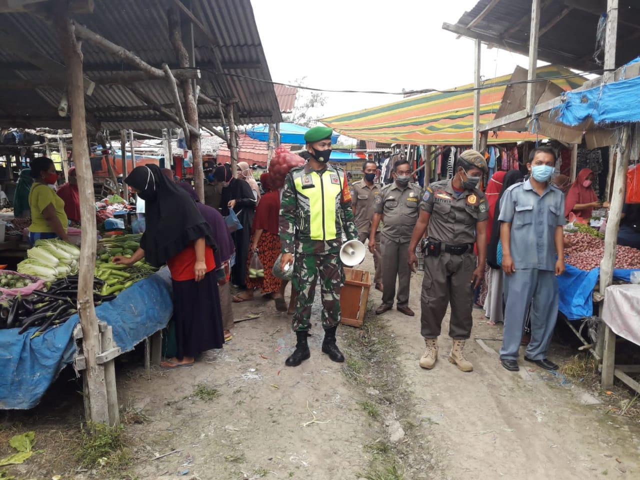 Babinsa Koramil 03/Legok Lakukan Penegakan Disiplin Protokol Kesehatan di Pasar Tradisional